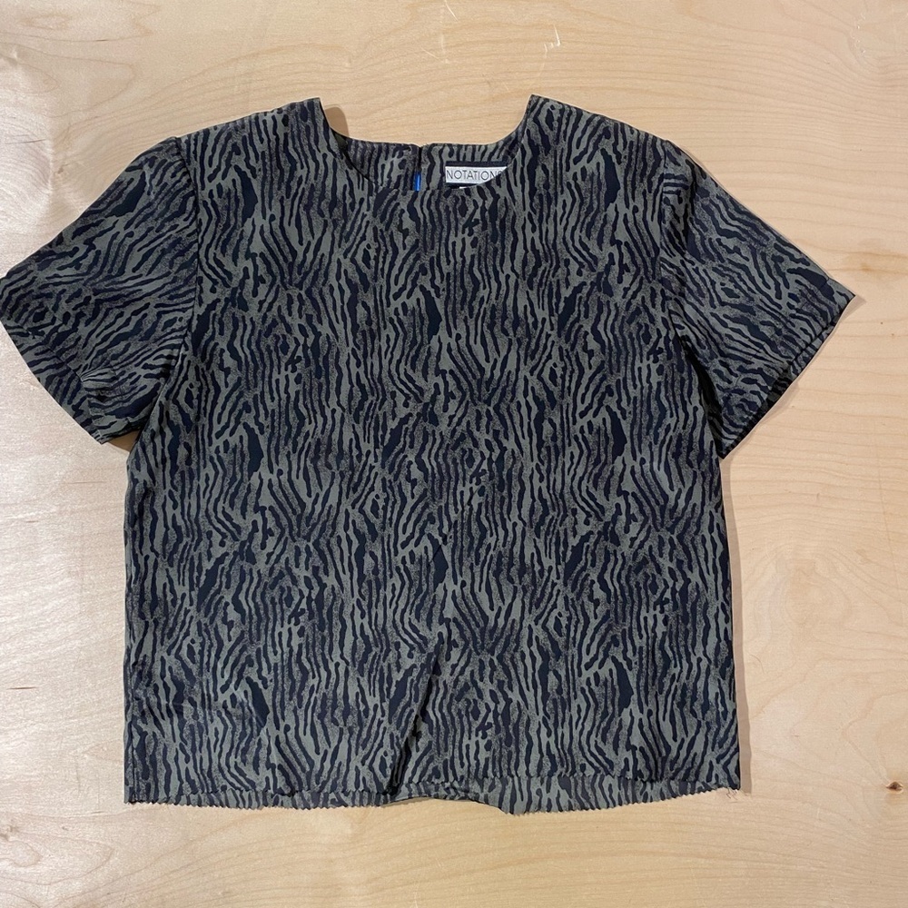 Notations Short Sleeve Animal-Print Boxy Top in Black and Olive Green Small QU